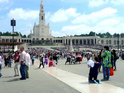 prt312人々の祈りの姿に圧倒された広大なバシリカと膨大な広場 in ファティマ