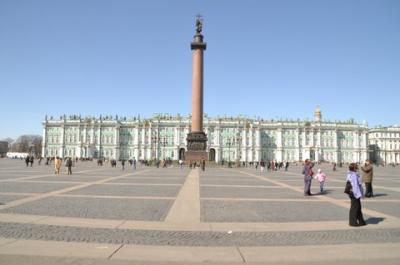 ロシアの華麗な街サンクトペテルブルグの宮殿広場とエルミタージュ美術館。