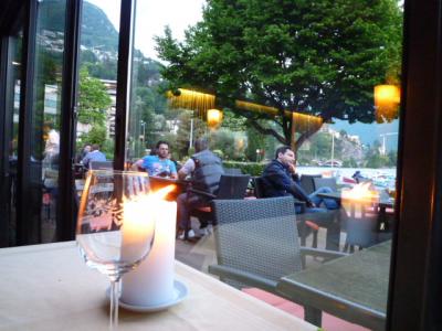 スイスの南国！　魅惑のティチーノ旅♪　Ｖｏｌ５（第１日目夜）　ルガノ：湖岸のディナーと夜景♪