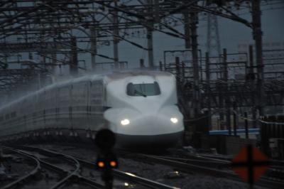 小田原駅で飛沫を上げて疾走する新幹線