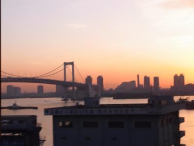 冬のこの時間ではタイミングが合えばレインボーブリッジ越しに日の出が見られます。