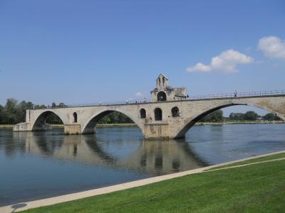 ローヌ川に架かるサンベネゼ橋の中世都市アヴィニョン