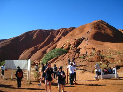 新婚旅行～ウルル登頂と天体観測～