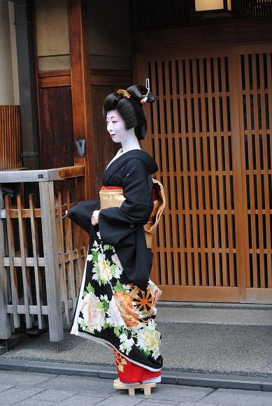 衿替えの日、舞妓さんから芸妓さんへ