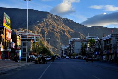 チベット、ラサへ 　４ 朝のラサ市内と市場