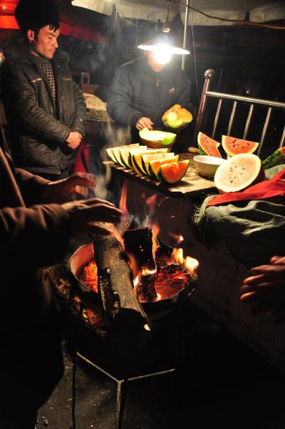 初ウイグル03★カシュガル★真冬の屋台にてスイカを食べる