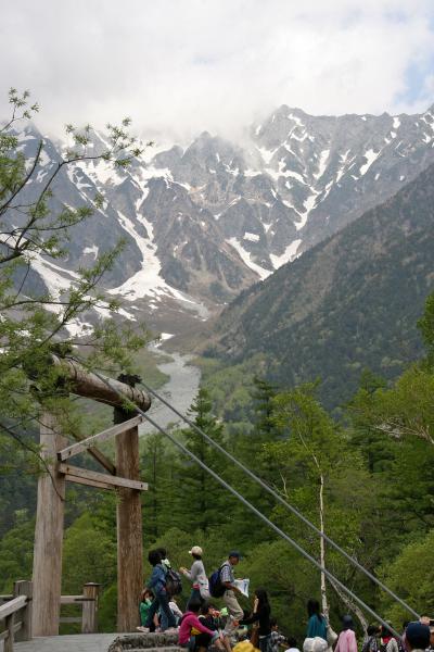 新緑を　映して清し　梓川