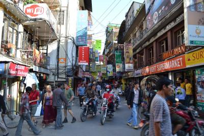 雑踏とヒマラヤの山々を見ながら昼寝をする(1)