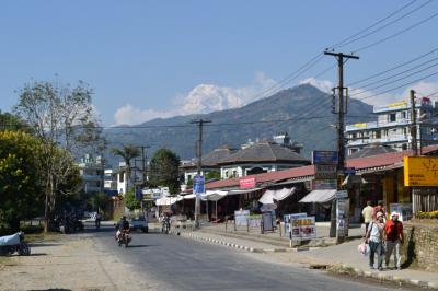 雑踏とヒマラヤの山々を見ながら昼寝をする(2)