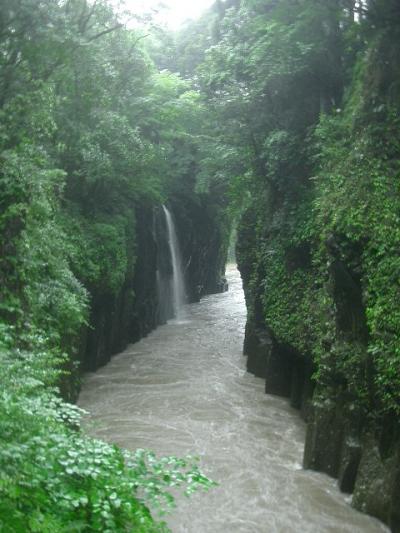 高千穂峡は雨だった。そして増水でボートに乗れませんでした。