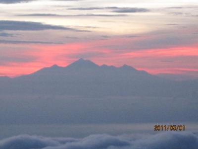 バリ島の１週間（１８）バトゥール山の夜明け。「ロンボク島の山」。 