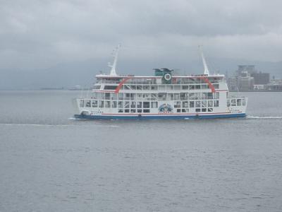 桜島フェリーで鹿児島市へ。快適な船旅。