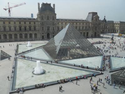 芸術の都パリといえばルーヴル美術館