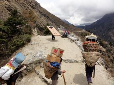 エベレスト・トレッキングのすすめ⑨ 雑学編 (節約術、通信事情、自然、シェルパ族、ポーター)