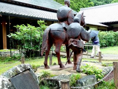 奥の細道を訪ねて[第4回]⑨曾良を従えた馬上のブロンズ像が建つ「芭蕉の館」