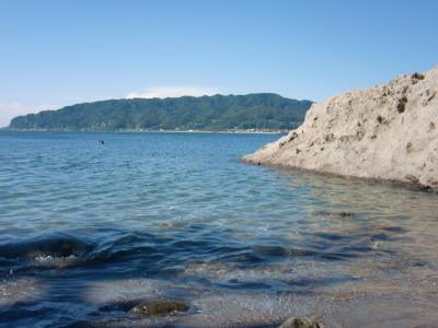 草を掻き分け岩肌を降りてある景色。