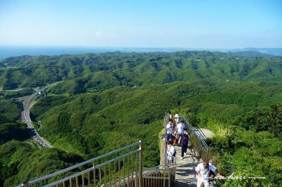 崖からせり出す展望台!