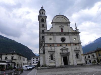 スイス花とハイキングの旅・昼食を食べにイタリアへ