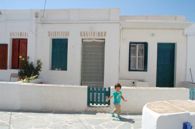 ギリシャの島 2歳子連れ旅(2) サントリーニ気分が味わえるフォレガンドロス島