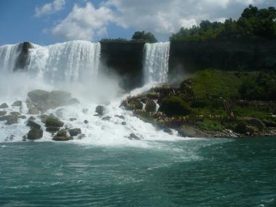 飲み込まれそうな 滝にびっくり