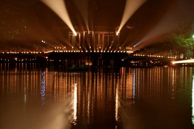 ろうそくの灯りだけで過ごす、ゆるやかな時間　「なら燈花会2011」