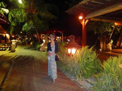 海辺のレストランへ／バリ島-サヌール３