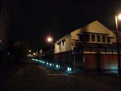 京都・伏見の酒蔵通りの灯ろうライトアップ