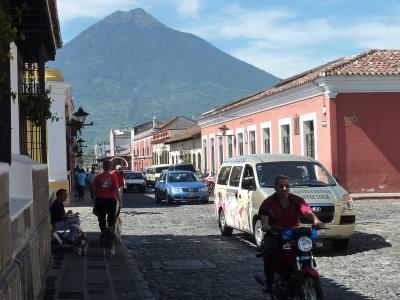 その7、2011盛夏・マヤ遺跡の旅　：　Los Hilos ～糸～、縦と横と織り成す綾と / アンティグア街歩き・前篇