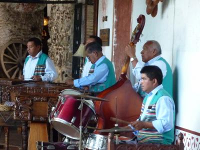 その9、2011盛夏・マヤ遺跡の旅　：　Los Hilos ～糸～、縦と横と織り成す綾と / アンティグア街歩き・ホテルのマリンバ演奏とお買いもの