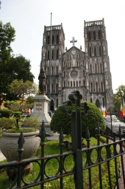 ベトナム街歩き − バイクタクシーでめぐるハノイ