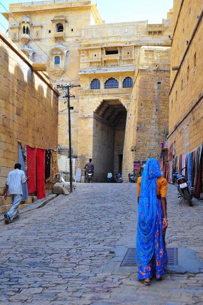 India Rajasthan州の旅　　７ Jaisalmer Fort再入城　外縁の小道と展望台