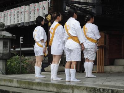 松尾大社の雨の中　神輿を担ぐ女性たちはカッコイイ