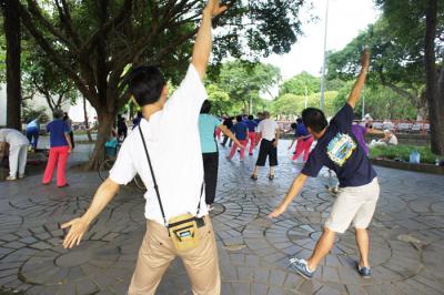 台北で地元の人と一緒に太極拳（？）ダンス！
