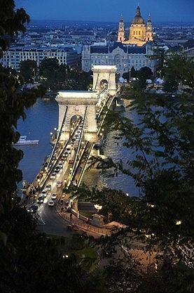 ★ブダペスト数日 −青い夜のドナウを渡る