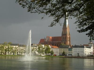 虹とSchwerin大聖堂
