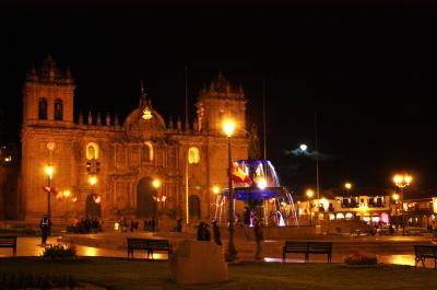 ペルー紀行（６）　昼下がりのマチュピチュ村と月夜のクスコ、アルマス広場
