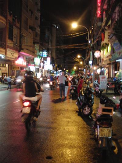6．雨季でも楽しい！中秋節のベトナム　～デタム通り界隈の夜と、ホーチミン最終日～