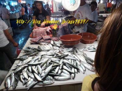 『Surigao City Public Market』『スリガオ市公共市場』パレンゲ（市場）でお買い物　市場行った事ありますか？　行かない方がいいかな　臭いから・・・・（笑　　服に臭いが付いちゃいそうな臭い　分かるかな？