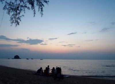 ?　レンギース、ベルジャヤ、ティオマン　Ｂｅｒｊａｙａ　Ｔｉｏｍａｎ　Ｐｕｌａｕ　Ｒｅｎｇｉｓ♪　Ｗｈｉｔｅ　ｃｌｏｕｄｓ，ｂｌｕｅ　ｓｋｙ　ａｎｄ　ｃｒｙｓｔａｌ　ｃｌｅａｒ　ｗａｔｅｒ　ｔｏ　ｃｒｅａｔｅ　ｃｒｅａｍ　ｓｏｄａ　ｃｏｌｏｕｒｅｄ　ｆｉｓｈ♪   