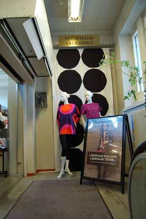 ヘルシンキ　ハカニエミ・マーケット広場、屋内マーケット ＆　地下鉄