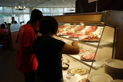 ３８．２０１１年夏休み８泊９日の国内旅行　残波岬ロイヤルホテル バーベキューレストラン ロイヤルパームの夕食その１