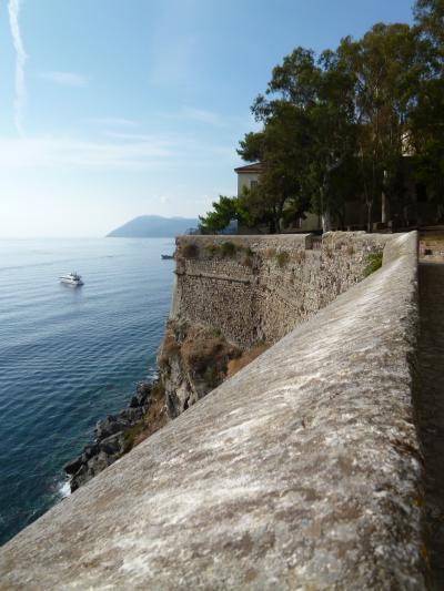 １６日間の美食とビーチバカンスのシチリア！Ｖｏｌ２０（第４日目午前）　☆エオリエ諸島：リパリ(Lipari)　リパリ城へ続く中世の小路と絶景♪
