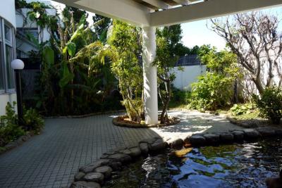 ４１．２０１１年夏休み８泊９日の国内旅行　残波岬ロイヤルホテル　お部屋でポーク玉子の朝食　大浴場・露天岩風呂　ガーデンプール