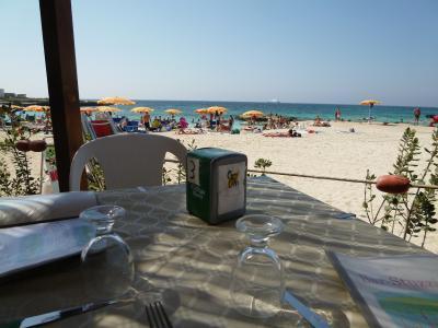 １６日間の美食とビーチバカンスのシチリア！Ｖｏｌ５７（第９日目昼）　☆エガディ諸島：ファヴィニアーナ島（Favignana）　ファヴィニアーナの美しいビーチ「Lido Burrone」で素敵なランチタイム♪