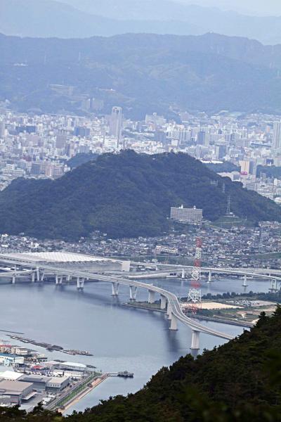 Solitary Journey ［952］ 標高５９３ｍ‘絵下山’山頂から＜広島市街や広島湾に浮かぶ島々を望む＞広島県安芸区