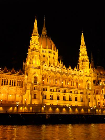 ＜５＞　（ハンガリー／ブダペスト　編）『　窓辺に　花！咲く　・・・　９月の　ドイツ・中央ヨーロッパ　１０日間　』　（『　ドナウの　真珠　』　と　讃えられる！古都　は、ーーー「ノスタルジー！　漂う・・・街並み」　が　魅力）　