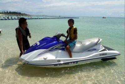 ４７．２０１１年夏休み８泊９日の国内旅行　残波岬ロイヤルホテル　プールサイドバーの昼食　残波ビーチ マリンジェット