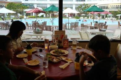 ４８．２０１１年夏休み８泊９日の国内旅行　残波岬ロイヤルホテル　ファミリー居酒屋 海風（うみかぜ）の夕食　てぃんがーらガーデン２０１１　げんき！ビンゴ大会　 Beatjam Familyのステージ