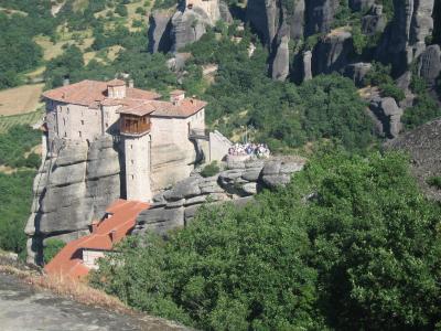 奇岩の上の修道院群のメテオラ
