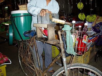【世界の なにコレ？】−自転車＋カンナ＝移動カキ氷屋さん（カンボジア） 